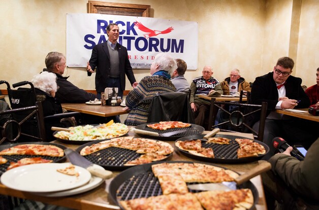 Rick Santorum probeert zieltjes te winnen met pizza.