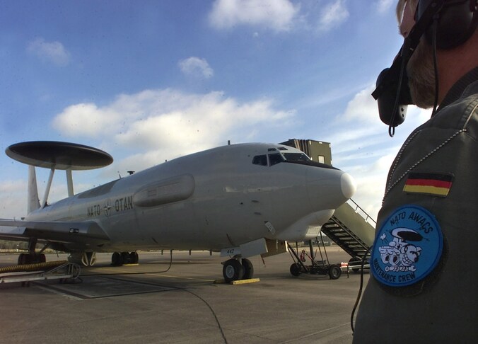 Archiefbeeld van een NAVO-piloot en een AWACS-vliegtuig.