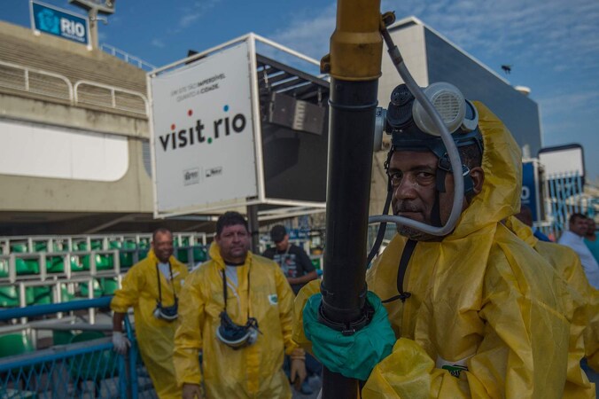 Een medewerker van de gemeente Rio de Janeiro bestrijdt muggen in een poging verspreiding van het zika-virus in te dammen.