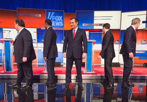 De deelnemers aan het Fox-debat lopen naar hun podium: Chris Christy, Ben Carson, Ted Cruz, Marco Rubio en Jeb Bush.