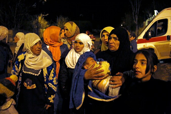Een groep inwoners van Madaya wachten om de belegerde stad te kunnen verlaten