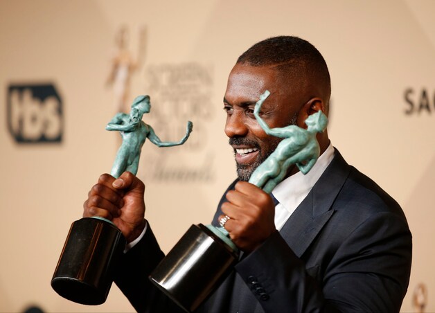 Idris Elba met zijn twee awards