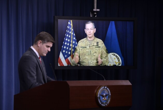 Luitent-genraal MacFarland (rechts) op een videoconferentie van het Pentagon vandaag.