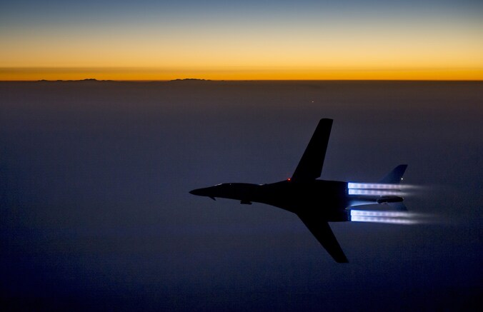 Een Amerikaans gevechtstoestel in actie boven Syrië.