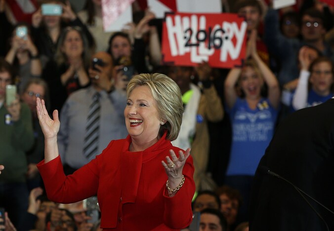 Hillary Clinton viert de uitslag met haar aanhangers.