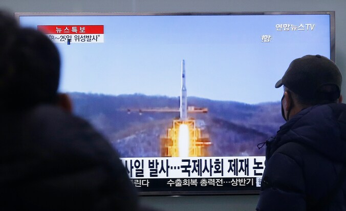 Zuid-Koreanen kijken naar een reportage over de lancering van een raket door Noord-Korea.