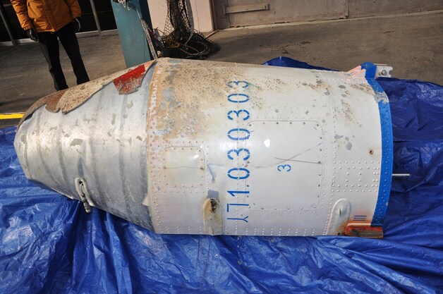 Dit metalen object is volgens de Zuid-Koreaanse overheid onderdeel van de langeafstandsraket van Noord-Korea.