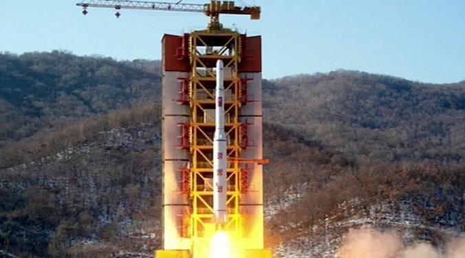 Noord-Korea lanceerde afgelopen zondag een langeafstandsraket. Volgens het land zelf om een satelliet te lanceren. Volgens Amerika kunnen met zo'n raket kernwapens naar de andere kant van de wereld gevoerd worden.
