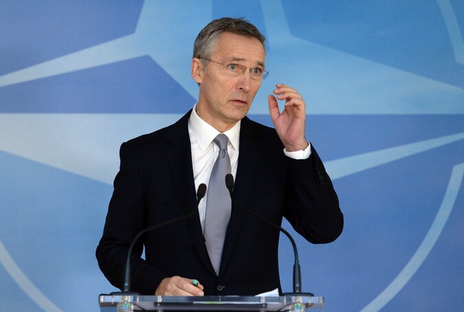 NAVO secretaris-generaal Jens Stoltenberg bij aanvang van de ministeriële top met de 28 ministers van Defensie.