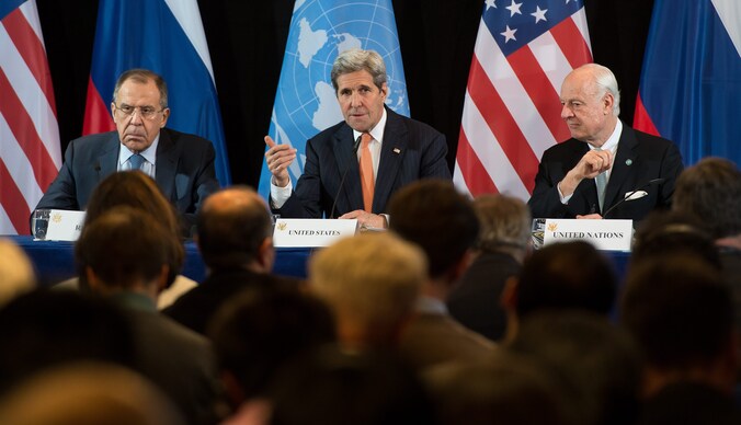 De Russische minister van Buitenlandse Zaken Sergei Lavrov, de Amerikaanse minister van Buitenlandse Zaken John Kerry en de VN-gezant voor Syrië Staffan de Mistura.