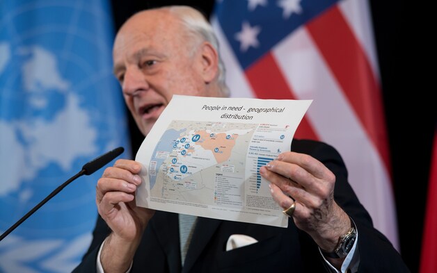 VN-gezant voor Syrië Staffan de Mistura tootn een kaart van Syrië en waar de grootste humanitaire noden zijn.
