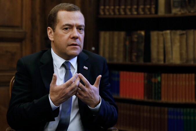 Het Europese vluchtelingenbeleid bedreigt de identiteit van Europa en speelt de rechtse partijen in de kaart, stelt de Russische premier Dmitri Medvedev.