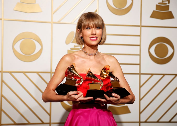 Taylor Swift poseert met haar drie Grammy's.