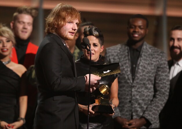 Ed Sheeran neemt de prijs voor Song of the Year in ontvangst.