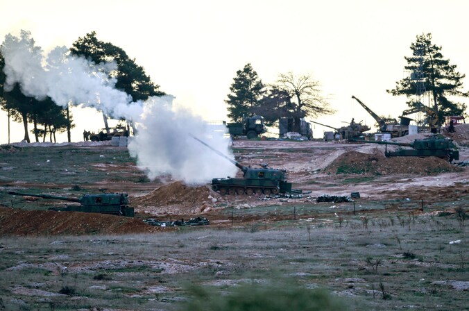 Turkse tanks aan het grensstadje Kilis.