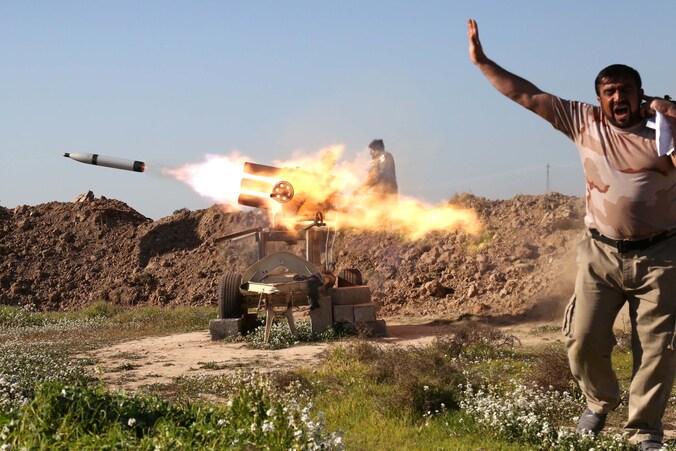 Een strijder van pro-regeringstroepen bij een raketlanceerder in Taz Khurmatu, tijdens een operatie om een nabijgelegen dorp te heroveren op IS. Beeld van 16 februari.