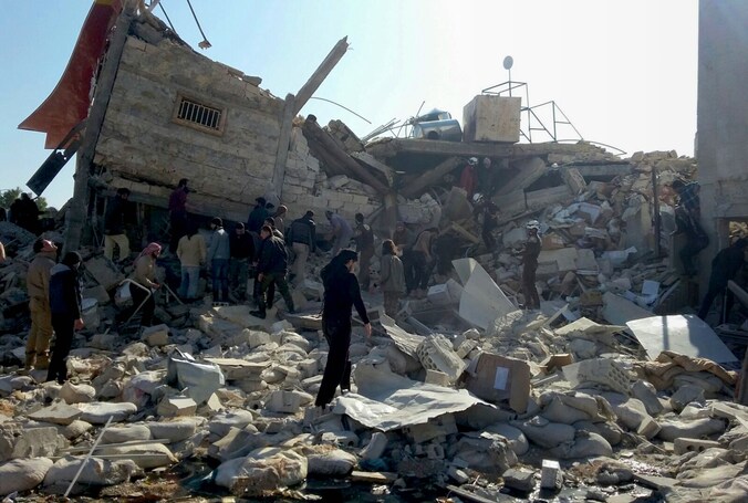 Deze foto, die eerder deze week werd vrijgegeven door Artsen zonder Grenzen, toont de schade aan een kliniek in Idlib na een luchtaanval.