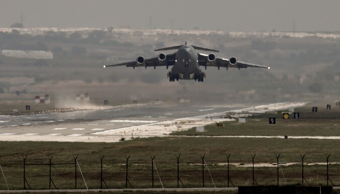 Een Amerikaans militair toestel stijgt op vanaf een Turkse luchthaven.