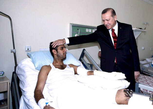 Erdogan bezoekt een slachtoffer van de aanslag in Ankara.