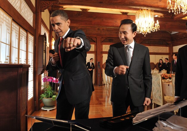 Obama met Lee Myung-bak.