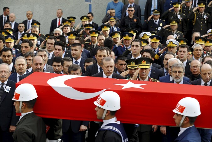 De Turkse president Recep Tayyip Erdogan (midden) woont de begrafenis bij van een van de slachtoffers van de aanslag in Ankara.