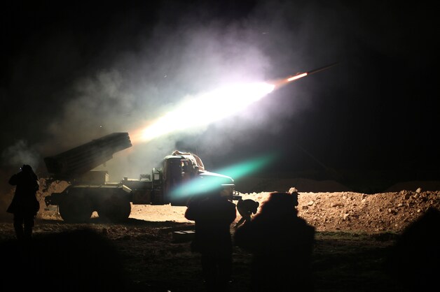 Syrische regeringstroepen beschieten IS in Raqqa met raketten