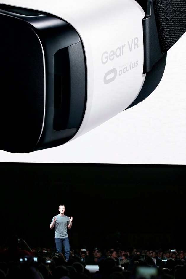 Mark Zuckerberg promoot 'zijn' VR-bril.