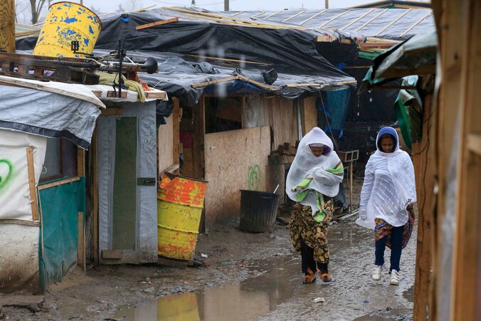 Vrouwen in het deel van het vluchtelingenkamp 'the jungle' in Calais dat eerstdaags ontruimd zou worden.