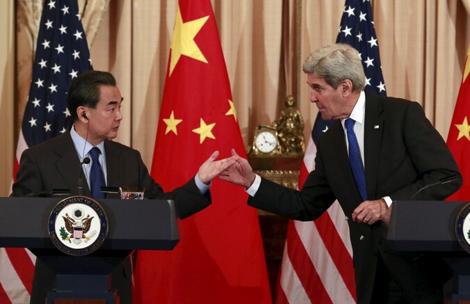 De Amerikaanse minister van Buitenlandse Zaken John Kerry (rechts) en de Chinese minister van Buitenlandse Zaken Wang Yi (links) gaven een gezamenlijke persconferentie na hun meeting.