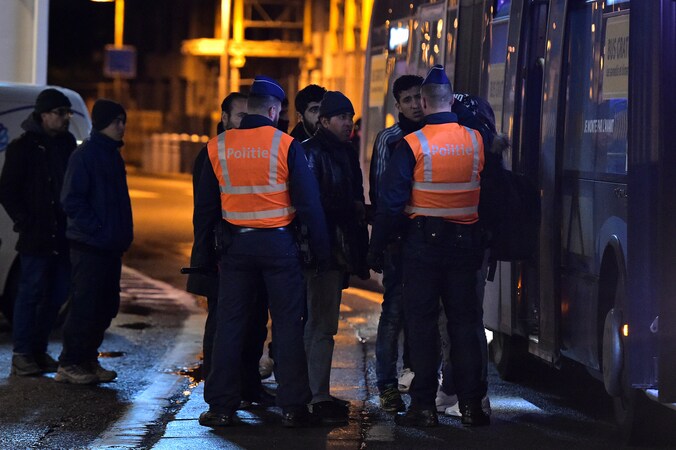 De politie controleert vluchtelingen aan de Frans-Belgische grens in Adinkerke (De Panne).