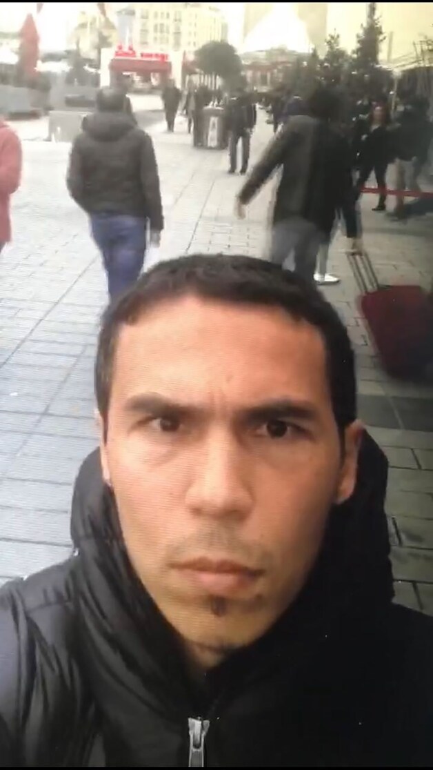 In een selfievideo is te zien hoe de voortvluchtige terrorist zichzelf filmt in Istanboel. De video verscheen gisteravond bij Turkse media.