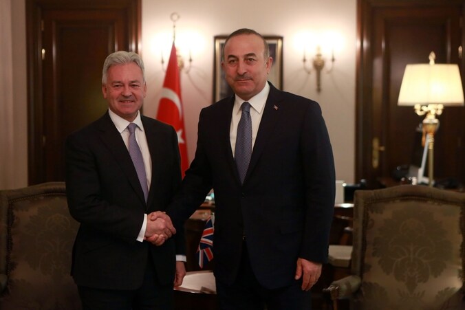 Cavusoglu (R) schudt de hand van Alan Duncan, de Britse viceminister van Buitenlandse Zaken.