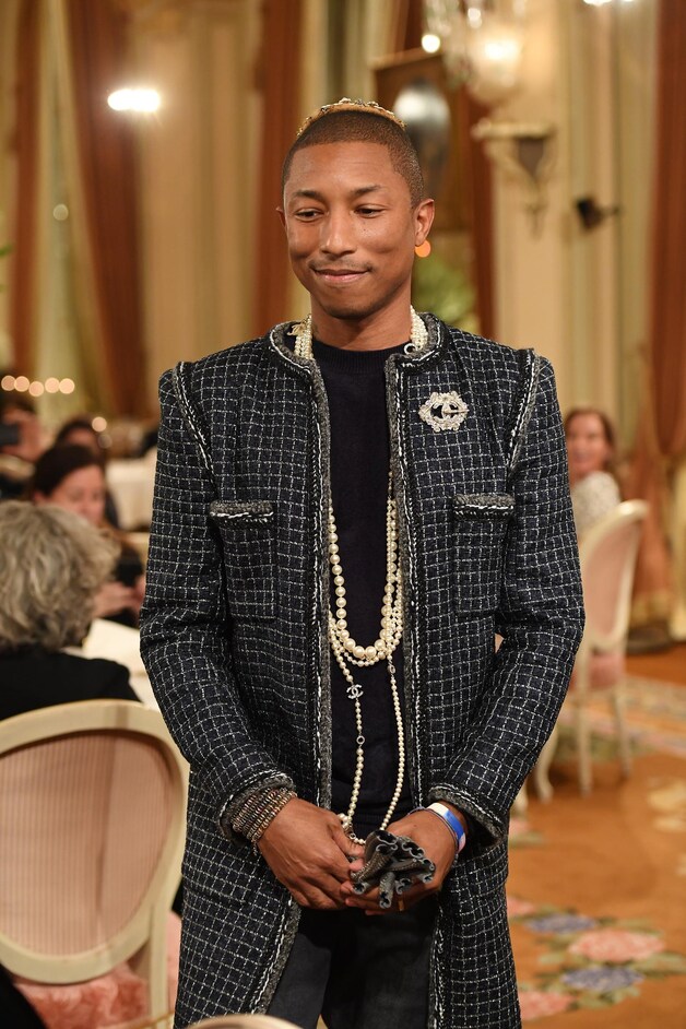 Williams hier te zien op de catwalk van Chanel, inclusief jas van tweed en parelketting.