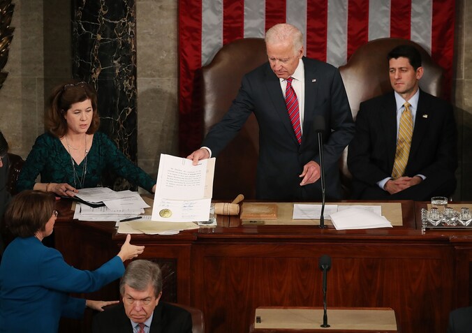 De beslissing wordt bekrachtigd bij een gezamenlijke zitting van de Senaat en het Huis van Afgevaardigden. Die zitting wordt voorgezeten door de huidige vicepresident, Joe Biden. Rechts: Paul Ryan, de Republikeinse Speaker van het Huis van Afgevaardigden.