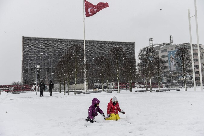 Kinderen spelen in de sneeuw op het bekende Taksimplein in Istanboel.