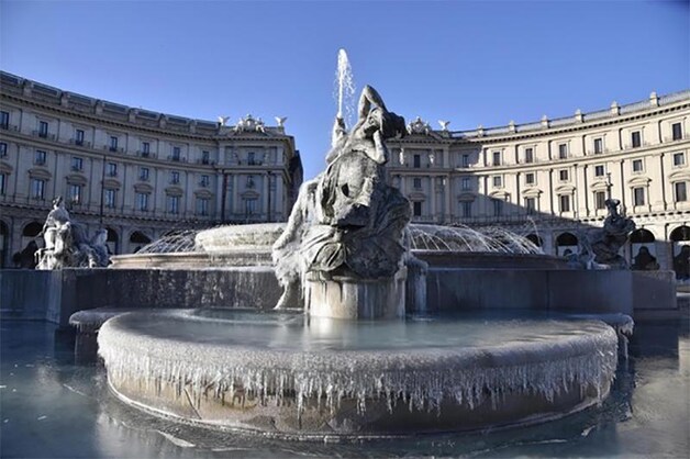 De Naiadi-fontein in Rome is dicht gevroren.