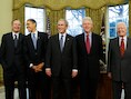De vijf nog levende Amerikaanse ex-presidenten kwamen voor het laatste samen in het Witte Huis in 2009, toen Obama nog president was. Vlnr. George H.W. Bush, Obama, George W. Bush, Bill Clinton, Jimmy Carter.
