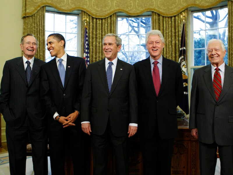 De vijf nog levende Amerikaanse ex-presidenten kwamen voor het laatste samen in het Witte Huis in 2009, toen Obama nog president was. Vlnr. George H.W. Bush, Obama, George W. Bush, Bill Clinton, Jimmy Carter.