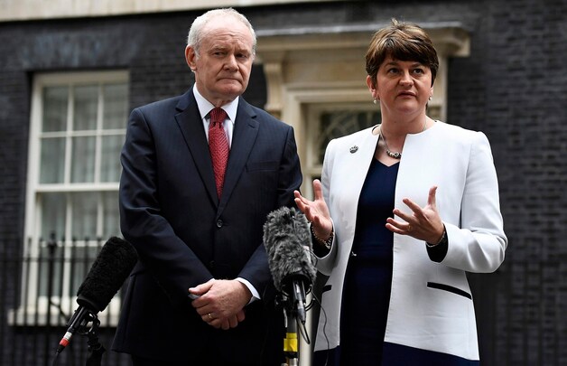 Martin McGuinness en Arlene Foster.