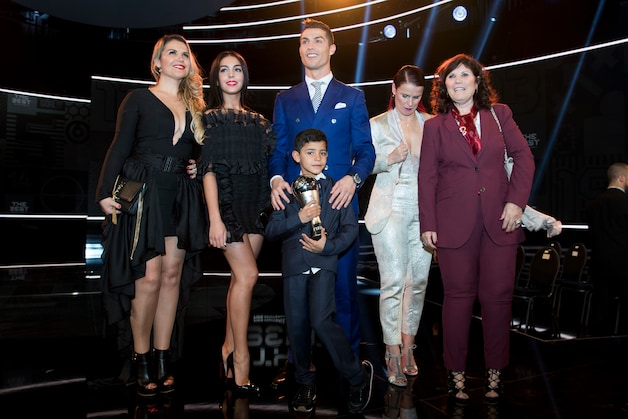 De familie Ronaldo nadat hij in januari voor de vierde keer de Gouden Bal won, met naast Georgina Rodriguez zijn twee zussen en helemaal rechts moeder Dolores.