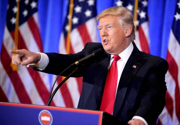 Trump priemt met zijn wijsvinger de zaal in.
