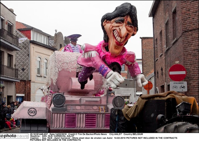 Een praalwagen van Elio Di Rupo in de stoet van vorig jaar.