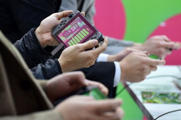 Spelers in de weer met Nintendo's nieuwe Switch-console