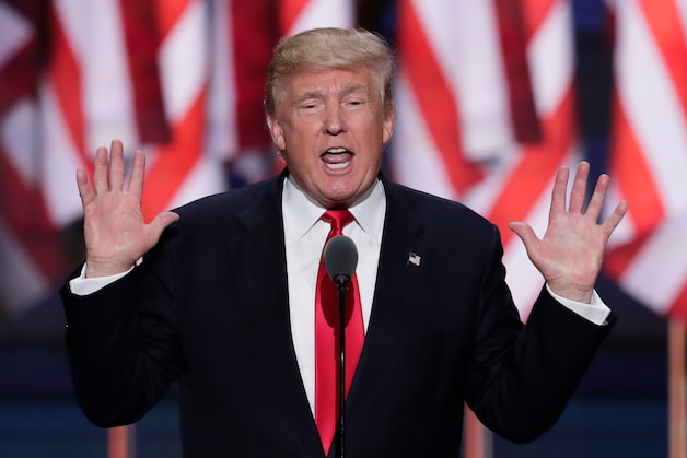 Donald Trump, met de beide handpalmen naar voren.