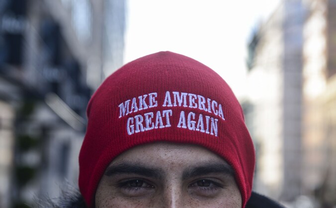 Een Trump-aanhanger met een 'Make America Great Again'-muts.