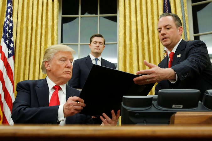 Donald Trump ondertekent al op de avond van zijn inauguratie een 'executive order' om minder geld uit te geven aan Obamacare.