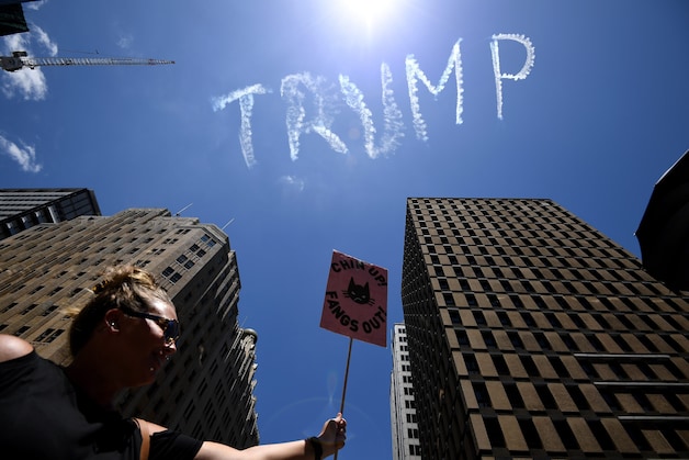 Een onbekende in Australië tekende Trump in de lucht tijdens de vrouwenmars in Sydney.