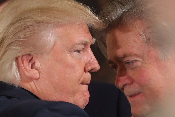 President Donald Trump en zijn adviseur Steve Bannon, oprichter van de extreemrechtse nieuwssite Breitbart News. Bannon krijgt een vast zitje in de Nationale Veiligheidsraad. De stafchef en het hoofd van de inlichtingendiensten moesten plaats ruimen voor Bannon.