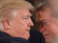 President Donald Trump en zijn adviseur Steve Bannon, oprichter van de extreemrechtse nieuwssite Breitbart News. Bannon krijgt een vast zitje in de Nationale Veiligheidsraad. De stafchef en het hoofd van de inlichtingendiensten moesten plaats ruimen voor Bannon.