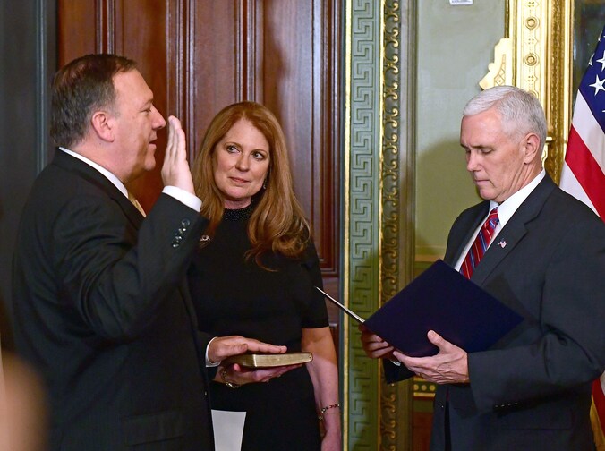 Mike Pompeo wordt ingezworen als CIA-directeur.